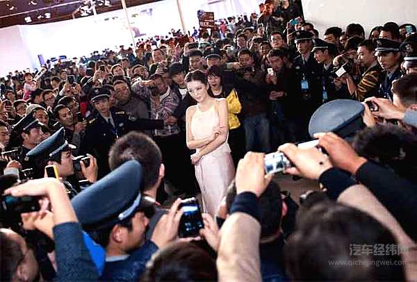 武汉车展“名模助阵” 谁会让你“心跳加速”？