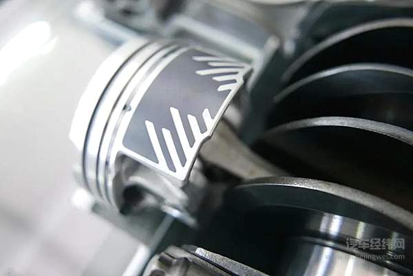 活塞上方和下方采用的树脂衬垫，特殊图案以减小摩擦力