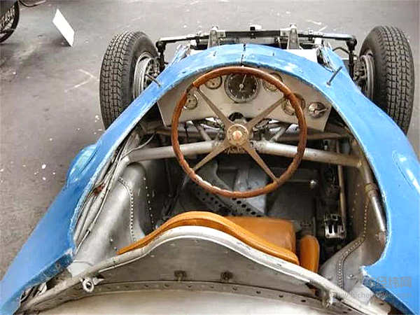 远古时期的布加迪，也有一部让人感到羞耻的赛车