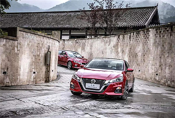 日产：“自动驾驶不就是要让人双手离开方向盘嘛？！”