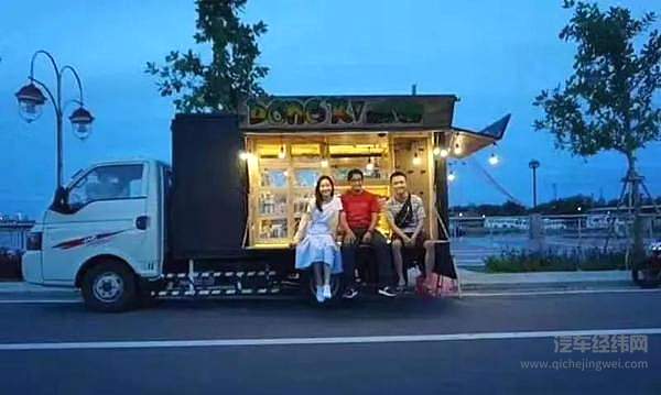 地摊经济走红 看似零门槛但其实也有专业要求！