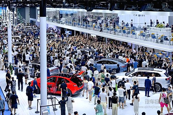 鸿蒙智行携全系华为智驾车型亮相成都车展