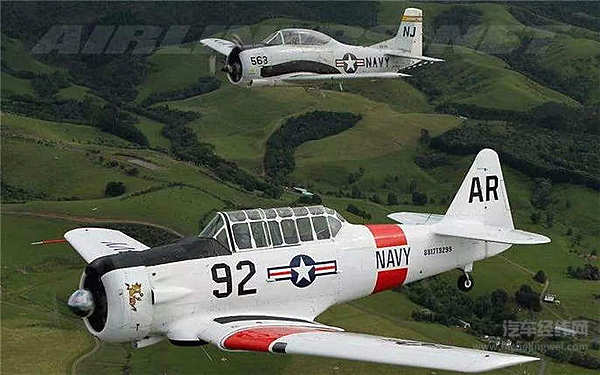 好莱坞为他拍电影，法拉利视他为劲敌。他就是卡罗尔·谢尔比