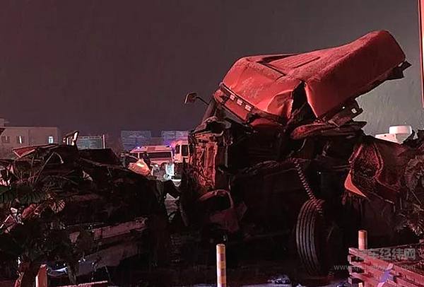 惊心动魄！大货车失控 兰州南收费站重大交通事故…