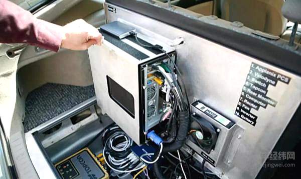 谷歌第一代无人车后备箱，罗列的部件信息清晰可见