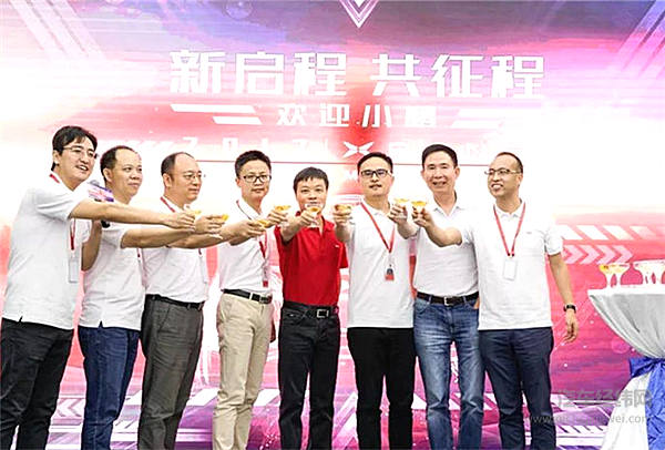 李斌的盒饭、何小鹏的白酒与马斯克的包子