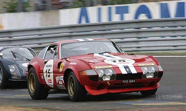 赛道上的法拉利365 GTB/4