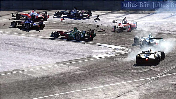 一场悄无声息的比赛，观众席上却座无虚席