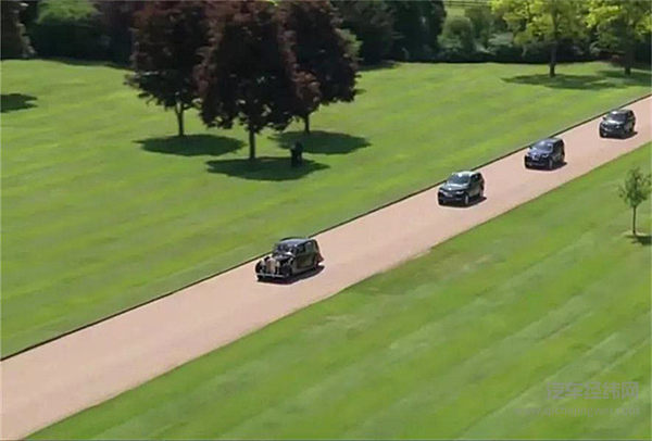 哈里王子大婚，英女王将劳斯莱斯让给孙媳！自己坐宾利