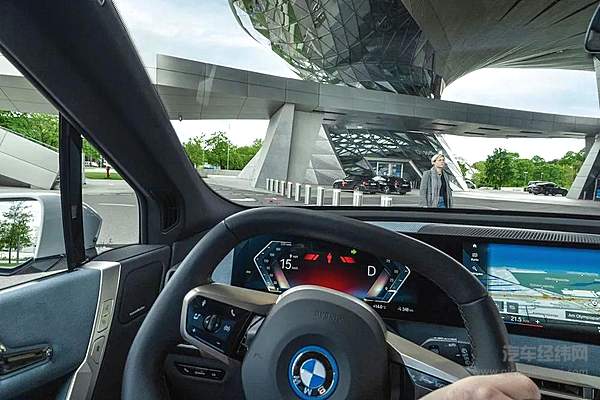 宝马iX在转弯时检测行人