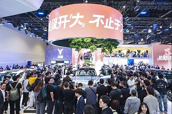 从泰山X8到梦想家右舵版 北京车展岚图连出“王牌”