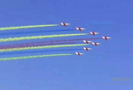 新红旗HS7与歼20同台 满满的CP感！