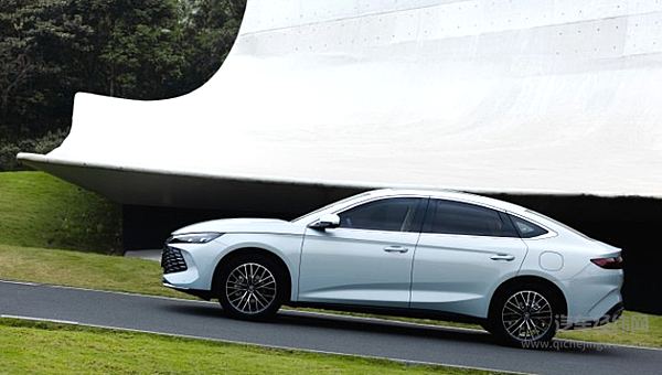 百公里亏电油耗2.9L综合续航2100km 秦L真的完胜银河L6吗？