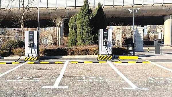 每3台电动车共享一个充电桩 充电桩难题如何破解？