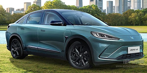 既想运动还要顾家 极狐阿尔法S对比小米SU7该选谁？