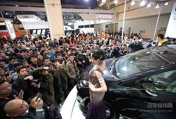 武汉车展“名模助阵” 谁会让你“心跳加速”？