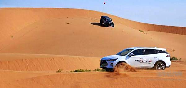 不改装的比亚迪插混SUV家族征战阿拉善！