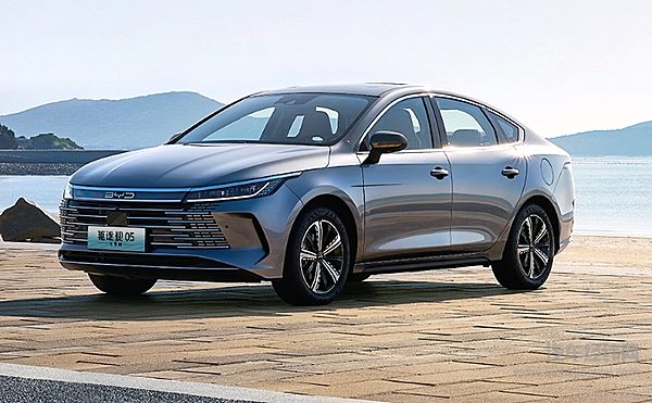 电比油低荣耀出击 比亚迪7.98万起驱逐舰05荣耀版劲爆上市