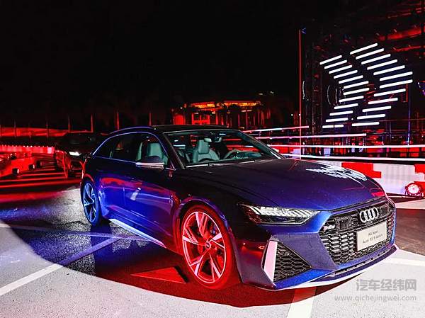 奥迪高性能“王炸天团”首次全系集结 品牌焕新“燃擎加速”