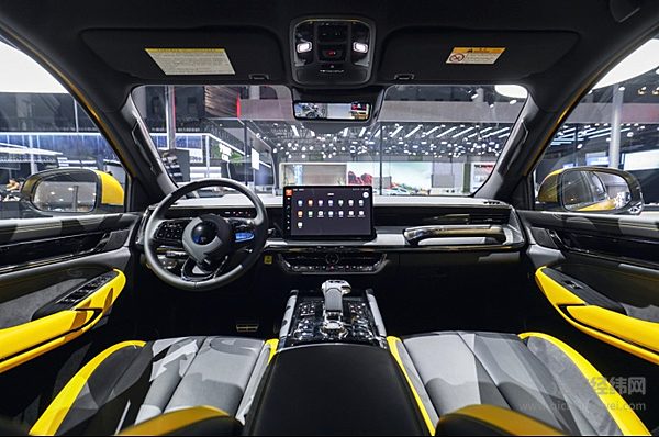 全球高性能越野皮卡2.4T越野炮成都车展燃擎上市 售价17.88万元起