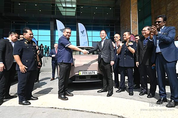 哪吒汽车车主获得马来西亚第一张绿牌