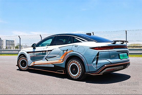 比亚迪汉L赛道体验日：百万车主交付，开启新能源超跑新纪元