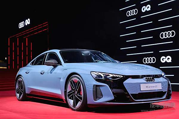 奥迪高性能“王炸天团”首次全系集结 品牌焕新“燃擎加速”