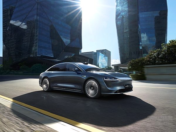 华为Vs特斯拉 智驾对决即将拉开帷幕