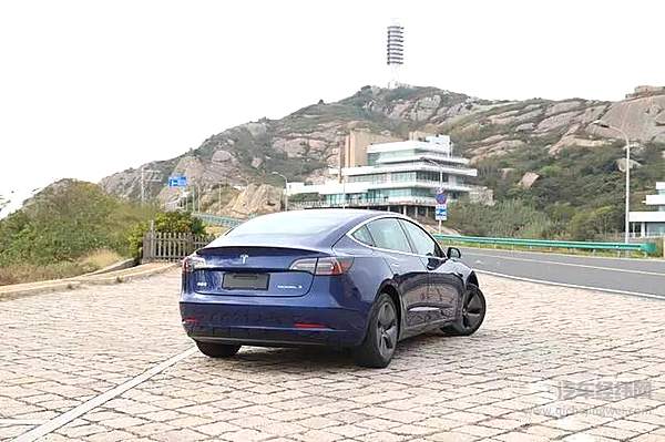 员工为首批车主 国产特斯拉MODEL 3今日交付