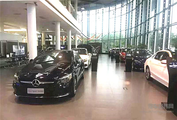 “坐车盖维权”撬动了什么？经销商模式面临“生死”考验？