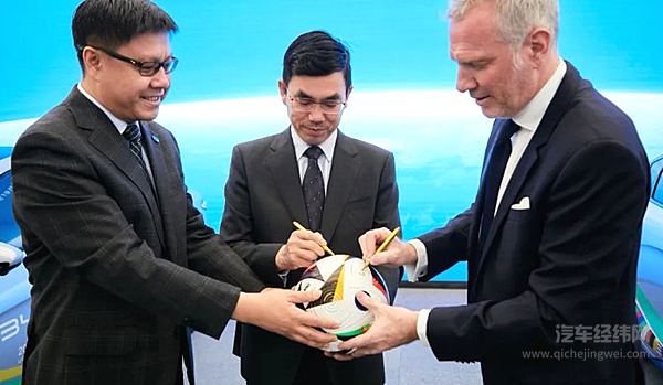  比亚迪欧洲汽车销售事业部总经理舒酉星  比亚迪集团高级副总裁、乘用车首席运营官何志奇  欧洲足球联盟代表Guy-Laurent Epstein