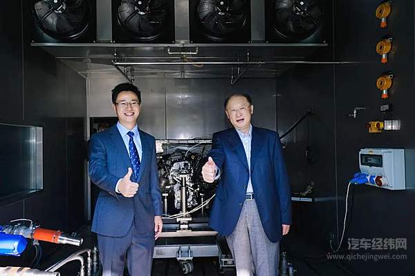 （李骏院士参观发动机台架）