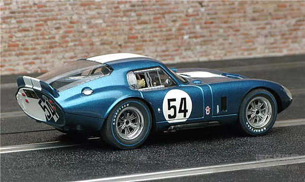 好莱坞为他拍电影，法拉利视他为劲敌。他就是卡罗尔·谢尔比