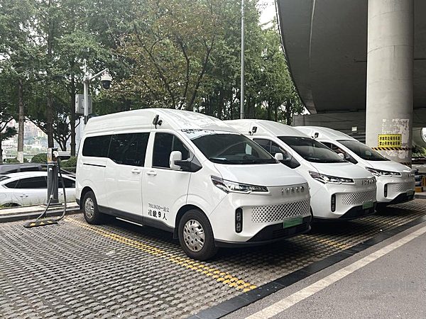 电动车赋能旅游升级！依维柯聚星批量交付 重塑重庆高端定制之旅