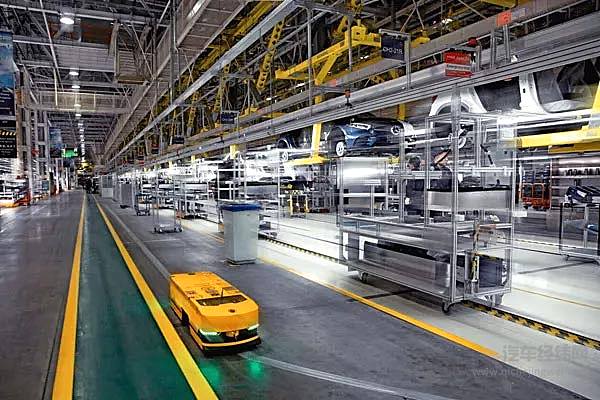 奔驰A长轴距版正式上市，“ AI赋能+加长”成竞争胜负手