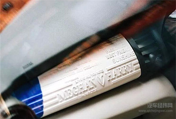 哈里王子大婚，英女王将劳斯莱斯让给孙媳！自己坐宾利