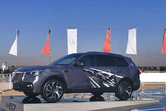 新红旗HS7与歼20同台 满满的CP感！