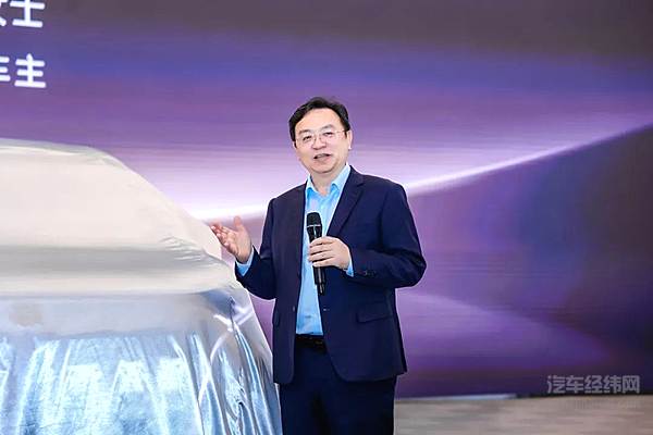 第20万辆腾势D9交付 比亚迪总裁王传福为腾势品牌挚友歌唱家谭晶女士交车