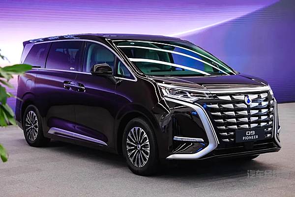 第20万辆腾势D9交付 比亚迪总裁王传福为腾势品牌挚友歌唱家谭晶女士交车