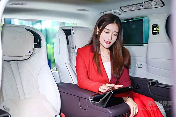 第20万辆腾势D9交付 比亚迪总裁王传福为腾势品牌挚友歌唱家谭晶女士交车