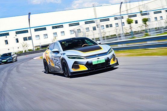 比亚迪汉L赛道体验日：百万车主交付，开启新能源超跑新纪元