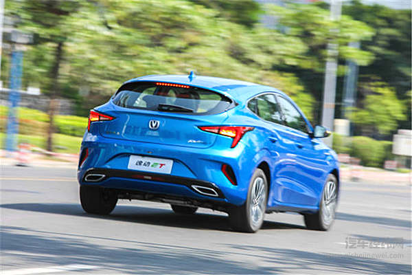 快充半小时、续航405km 长安逸动ET圈粉科技迷！