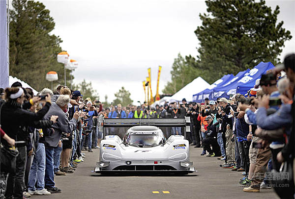 大众汽车品牌纯电动赛车I.D. R Pikes Peak出征古德伍德速度节 