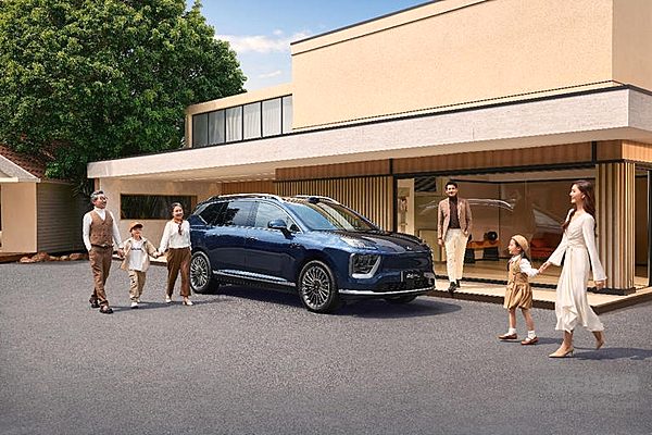 广汽昊铂HL正式开启预售 27.98万陆地游艇开回家