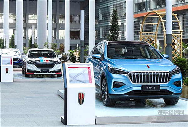 红旗变换车道 借新能源弯道超车？！