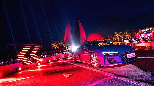 奥迪高性能“王炸天团”首次全系集结 品牌焕新“燃擎加速”