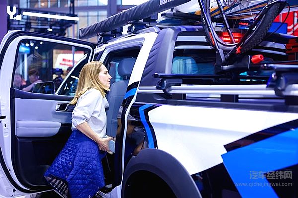 300多位国际友人挤爆展台！中国混动皮卡惊现国际打卡潮