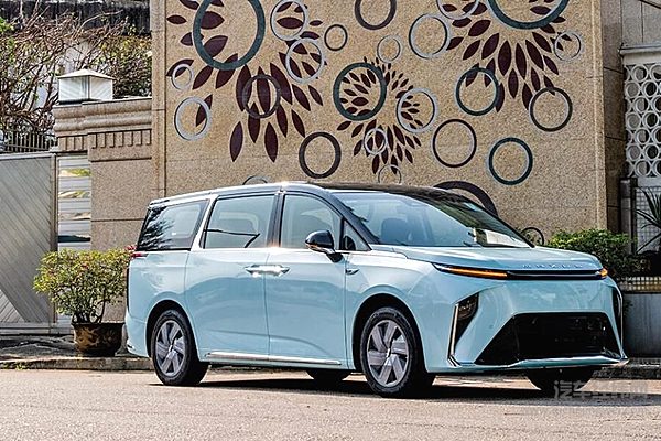 香港街头一抹亮色的上汽大通MAXUS大家9