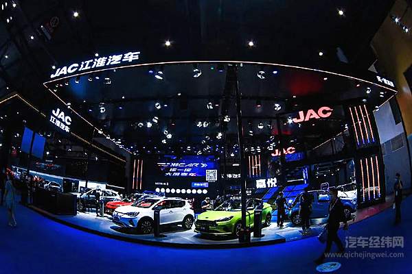 悬挂思皓车标 江淮中大型SUV X8成都车展首发！