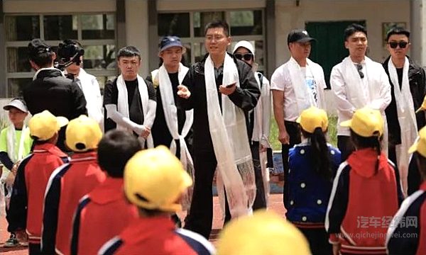 哪吒汽车的哪铁们极致旅行 走进邦达小学